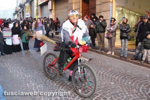 Viterbo - La Calza della Befana più lunga del mondo
