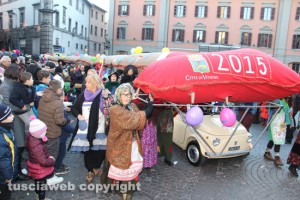Viterbo - La Calza della Befana più lunga del mondo a piazza del Comune