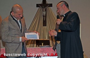 Chiesa Villanova -Don Emanuele premia Marco Otardi