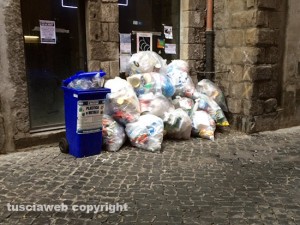 Viterbo - Rifiuti in via san Lorenzo il 3 gennaio alle 15