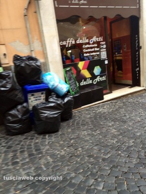 Viterbo - Rifiuti in via san Lorenzo il 3 gennaio alle 15