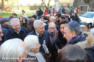 Il sindaco con alcuni dei familiari dei viterbesi deportati