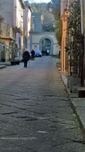 Bagnaia - Il cancello di Villa Lante chiuso e i turisti che se ne vanno
