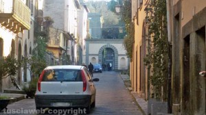 Bagnaia - Il cancello di Villa Lante chiuso e i turisti che se ne vanno