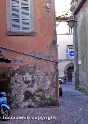 Viterbo - Via San Carluccio - Una bomba carta ha distrutto i vetri delle case e della chiesa