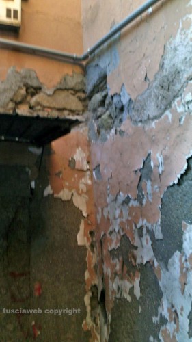 Viterbo - Via San Carluccio - Il muro danneggiato dall'esplosione