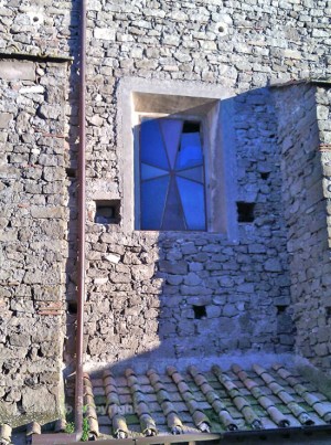 Viterbo - Via San Carluccio - Vetro della chiesa rotto dal botto