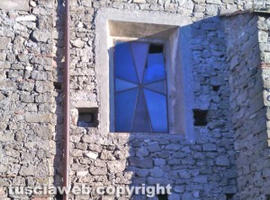Viterbo - Via San Carluccio - Vetro della chiesa rotto dal botto