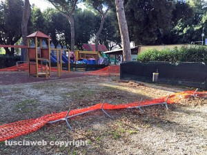 Viterbo - Le transenne pericolose a pratogiardino "Lucio Battisti"