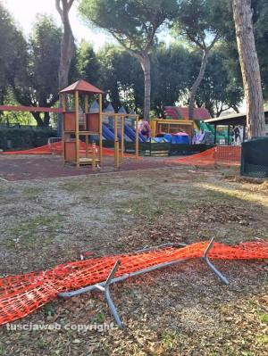 Viterbo - Le transenne pericolose a pratogiardino "Lucio Battisti"