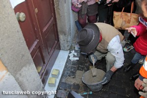 Viterbo - Gunter Demnig mette le pietre d'inciampo