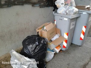 Viterbo - L'immondizia nel giorno della Befana in via Beato Giacomo