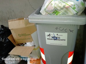 Viterbo - L'immondizia nel giorno della Befana in via Beato Giacomo