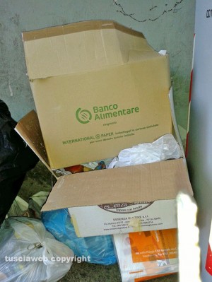 Viterbo - L'immondizia nel giorno della Befana in via Beato Giacomo