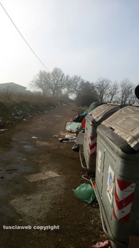 Viterbo - Rifiuti in strada Teverina km 3,4