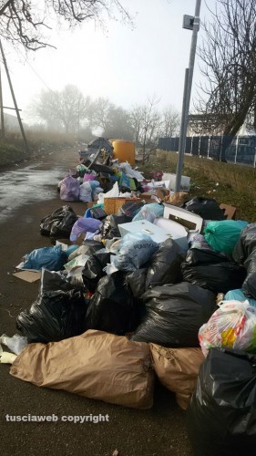 Viterbo - Rifiuti in strada Teverina km 3,4