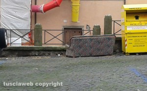 Viterbo - Divano abbandonato in piazza Sant'Agostino