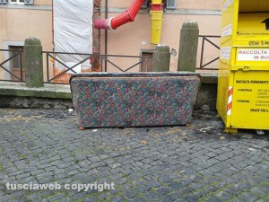 Viterbo - Divano abbandonato in piazza Sant'Agostino