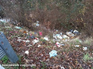 Vasanello - Discarica a cielo aperto su strada Vasanellese