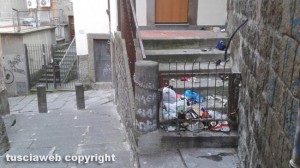Viterbo - Via Sacchi con i rifiuti