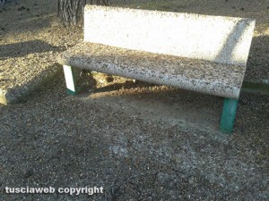 Tarquinia - Gli escrementi degli stormi all'ingresso dell'ospedale