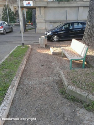 Tarquinia - Gli escrementi degli stormi all'ingresso dell'ospedale