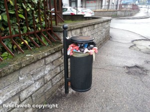 Viterbo - Via della Pila - Il cestino per la raccolta delle deiezioni dei cani
