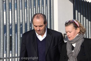Antonio Di Pietro esce dal tribunale di Viterbo con il suo avvocato Maria Raffaella Talotta