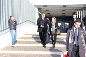 Antonio Di Pietro esce dal tribunale di Viterbo con il suo avvocato Maria Raffaella Talotta