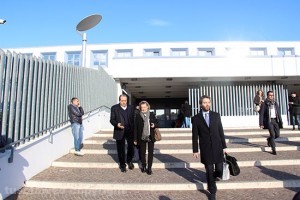 Antonio Di Pietro esce dal tribunale di Viterbo con il suo avvocato Maria Raffaella Talotta 