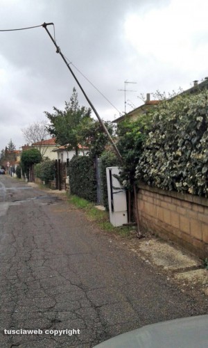 Vetralla - Il palo pericolante e il quadro Enel aperto
