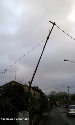 Vetralla - Il palo pericolante e il quadro Enel aperto