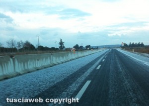 Viterbo - Il ghiaccio sulla superstrada in direzione Civitavecchia