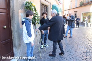 Viterbo - Michelini davanti alla corona deposta per la Giornata della memoria