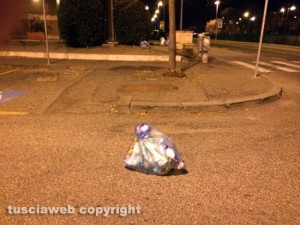 Viterbo - Rifiuti volanti su via Pacinotti