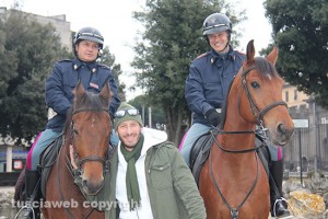 L'assistente capo Pennacchini con i poliziotti a cavallo