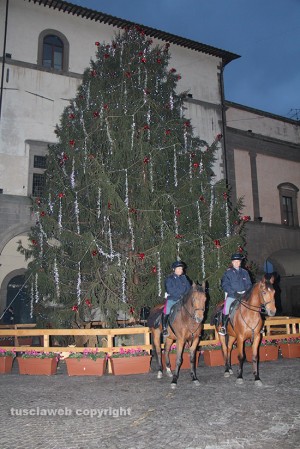 I poliziotti a cavallo davanti al grande albero di Natale in piazza del Comune
