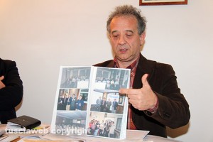 Il dentista Gianfranco Fiorita mostra le foto di suoi vecchi impegni professionali