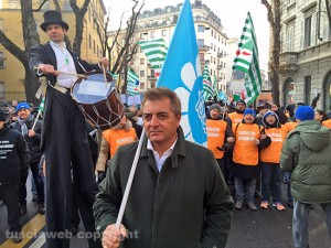 Milano - Lando Sileoni in testa al corteo dei bancari