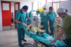 Intervento chirurgico a un bambino in Africa