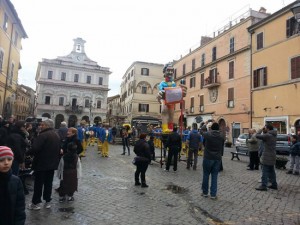 Civita Castellana - Carnevale - Eccezionalmente la Frustica accompagna il Puccio