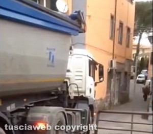 Montefiascone - Incredibile manovra di un camion blocca via Dante Alighieri