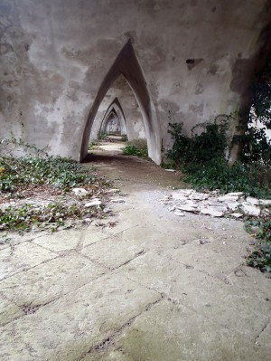 I rifiuti vicino alla torre di Chia