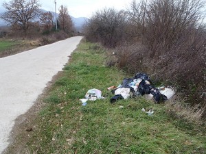 I rifiuti vicino alla torre di Chia