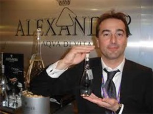 Sandro Bottega con una delle sue creazioni