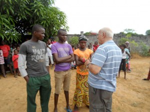 Don Maurizio Boa all'opera in Sierra Leone