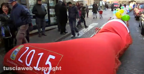 Viterbo - La calza della Befana più lunga del mondo