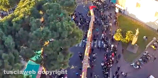 Viterbo - La calza della Befana più lunga del mondo vista dal drone