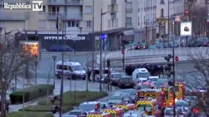 Parigi, l'assalto delle forze speciali nel negozio kosher