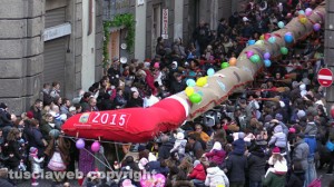 Viterbo - La calza della Befana più lunga del mondo
